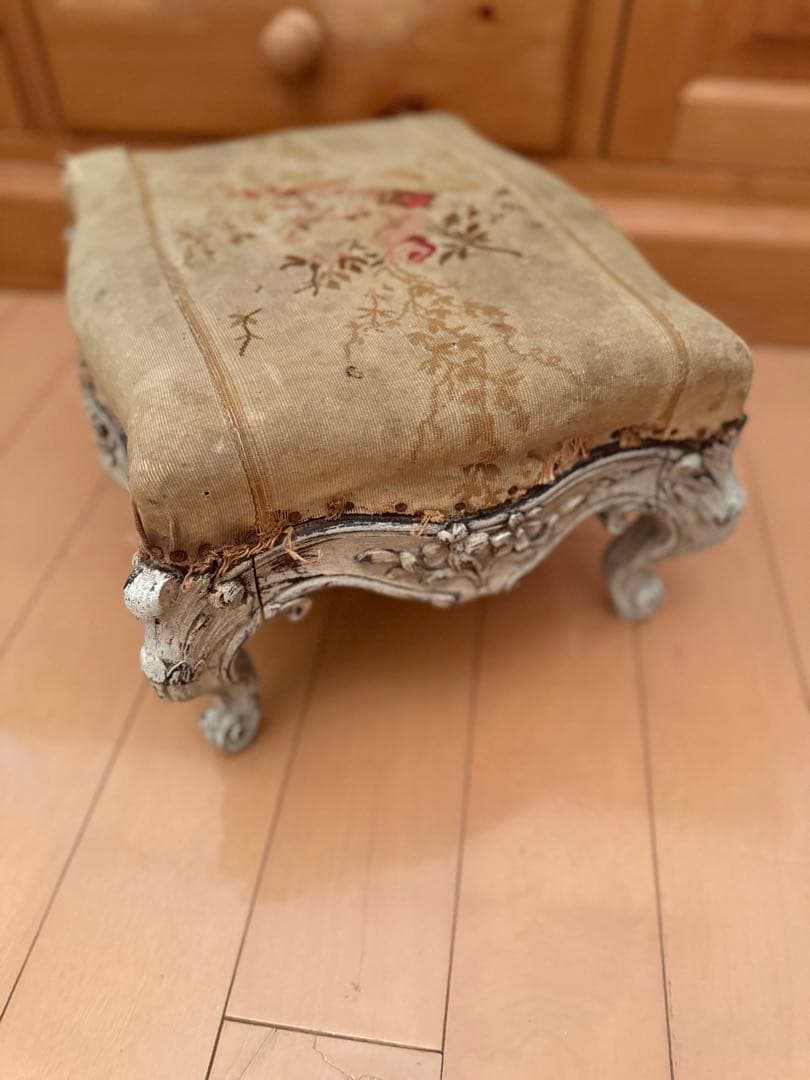 フランスアンティーク 花柄刺繍シャビーなフットスツールデコラティブ脚