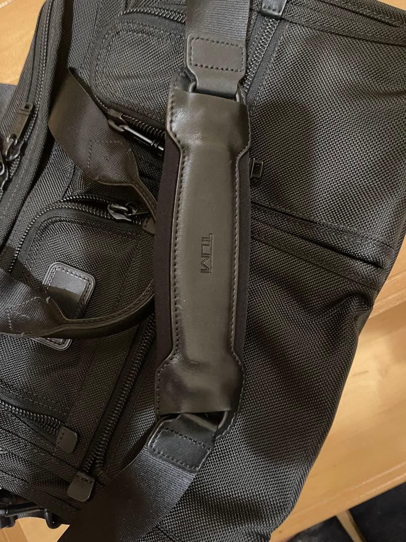 ら*ア様 TUMI ビジネスバッグ ブラック 多ポケット