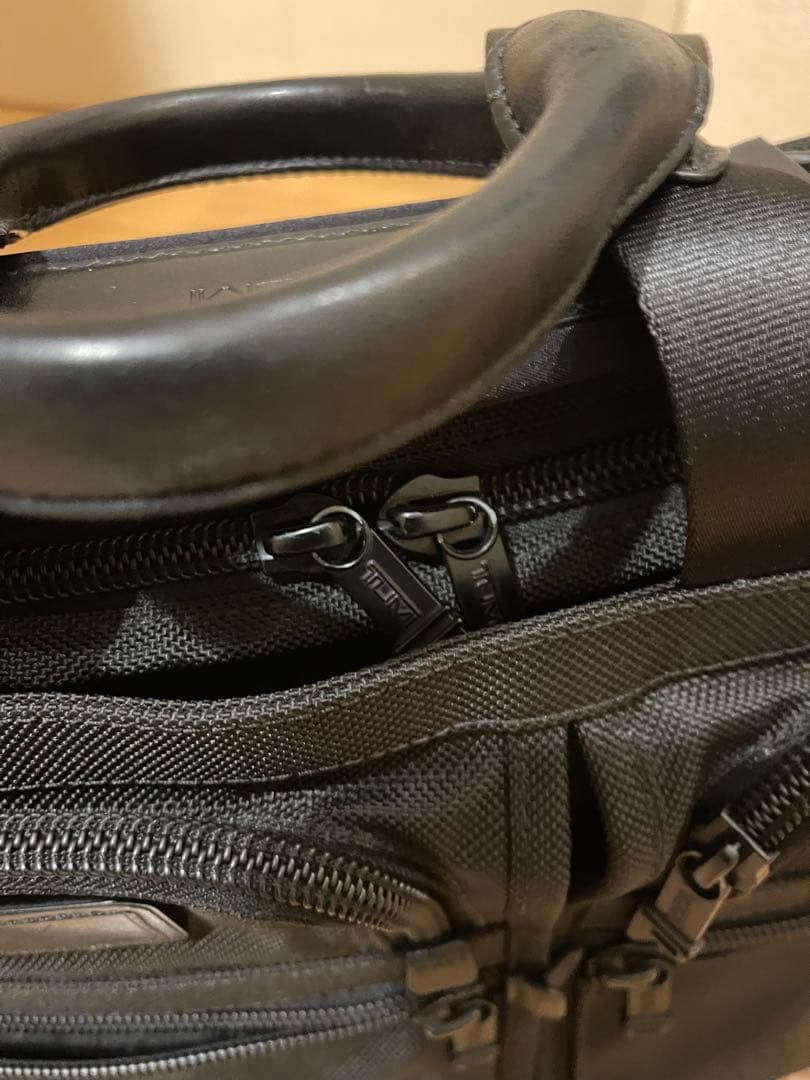 ら*ア様 TUMI ビジネスバッグ ブラック 多ポケット