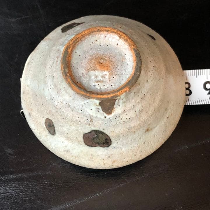 人間国宝古美術◼️蔵から、また凄そうな雰囲気の陶器が出て来ました。お猪口？ぐい呑？