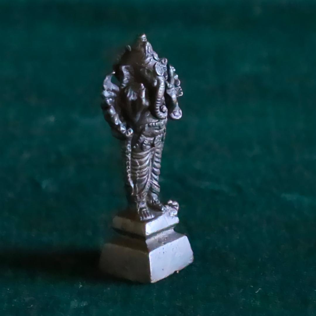 ガネーシャ像（立）　金属製　約4cm 　ー インドの小さな神さま ー
