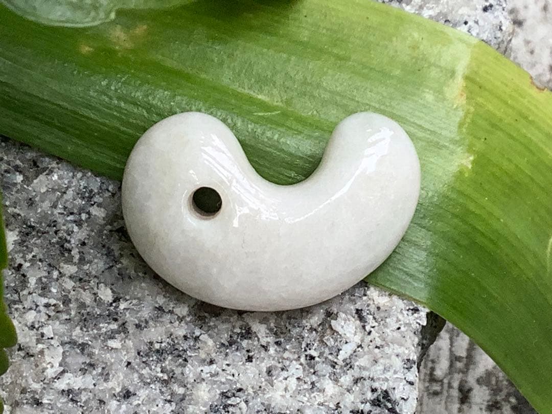 ✳白*混じり無し単色　糸魚川翡翠勾玉　本物ジェダイト　鑑別付　吉祥開運お守りに‼️