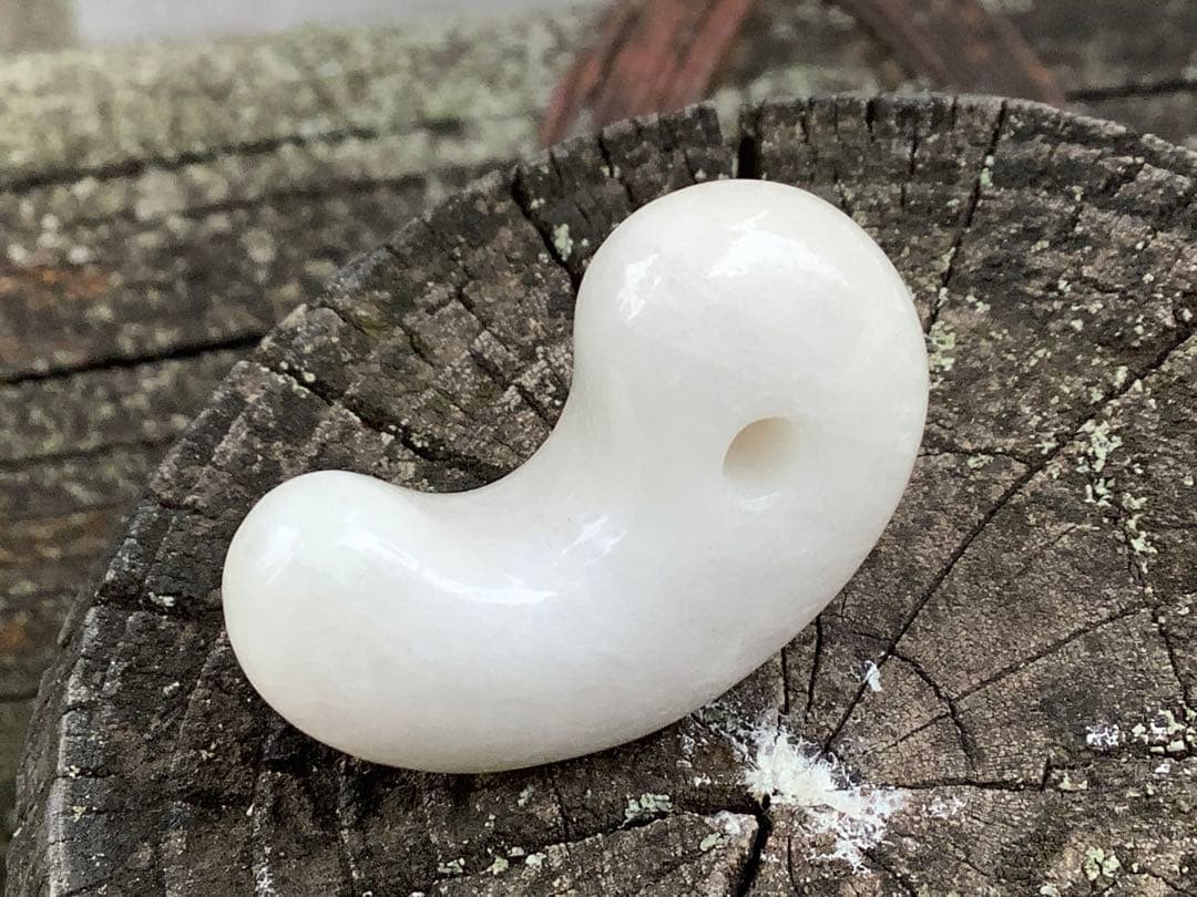 ✳白*混じり無し単色　糸魚川翡翠勾玉　本物ジェダイト　鑑別付　吉祥開運お守りに‼️