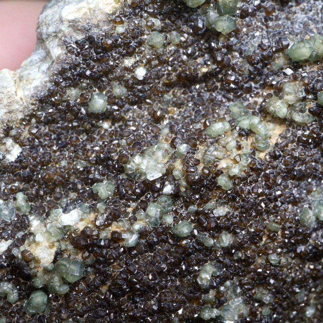 アンドラダイト + クリノクロア ガーネット 原石156,3g AND061