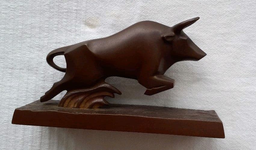津田永寿作の銅製の牛像です。