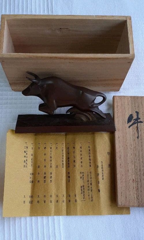 津田永寿作の銅製の牛像です。