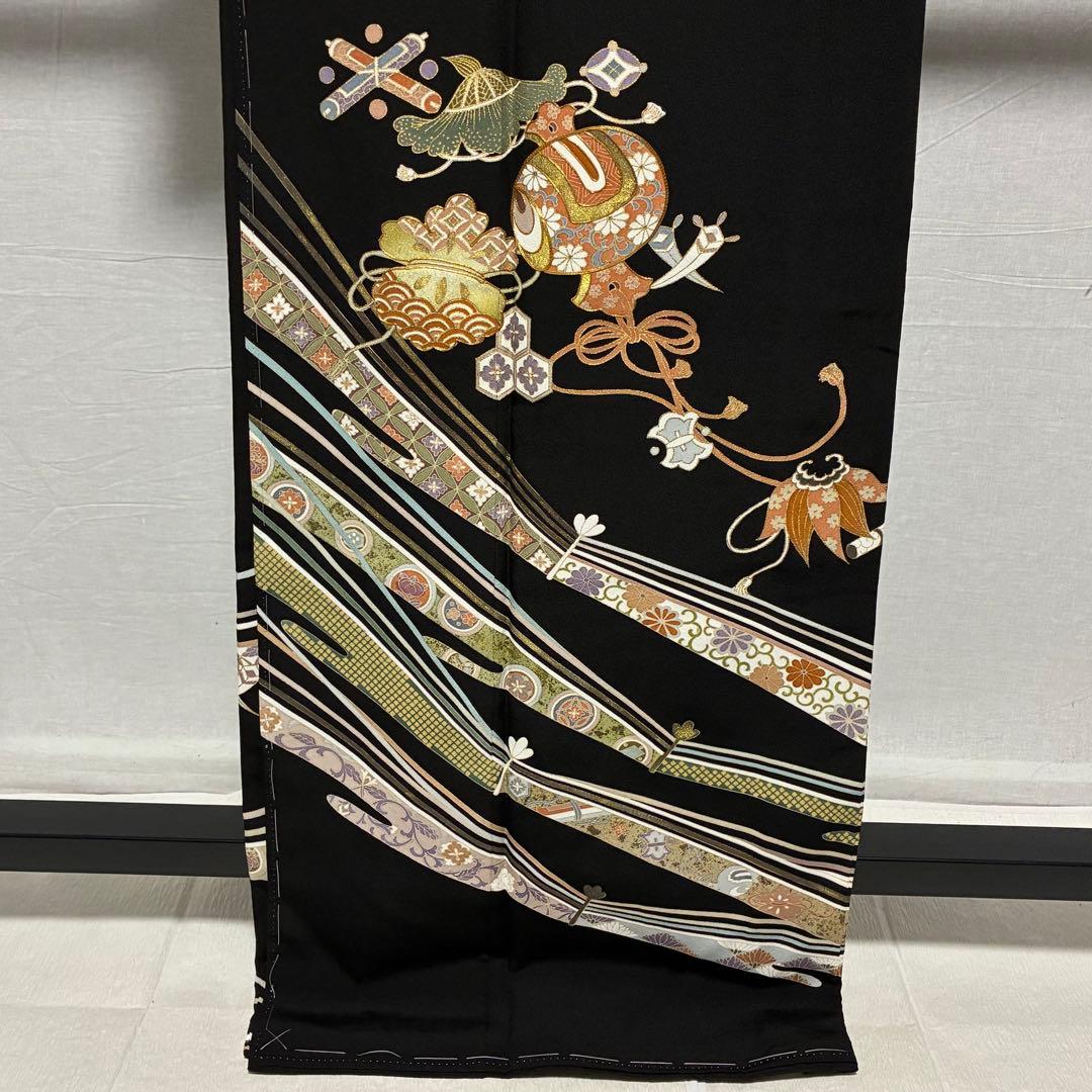 D70黒留袖 宝尽くし 金駒刺繍 菊唐花 正絹着物 袷 しつけ糸付き未使用極美品