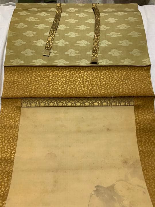 掛け軸2本と家紋付タペストリー