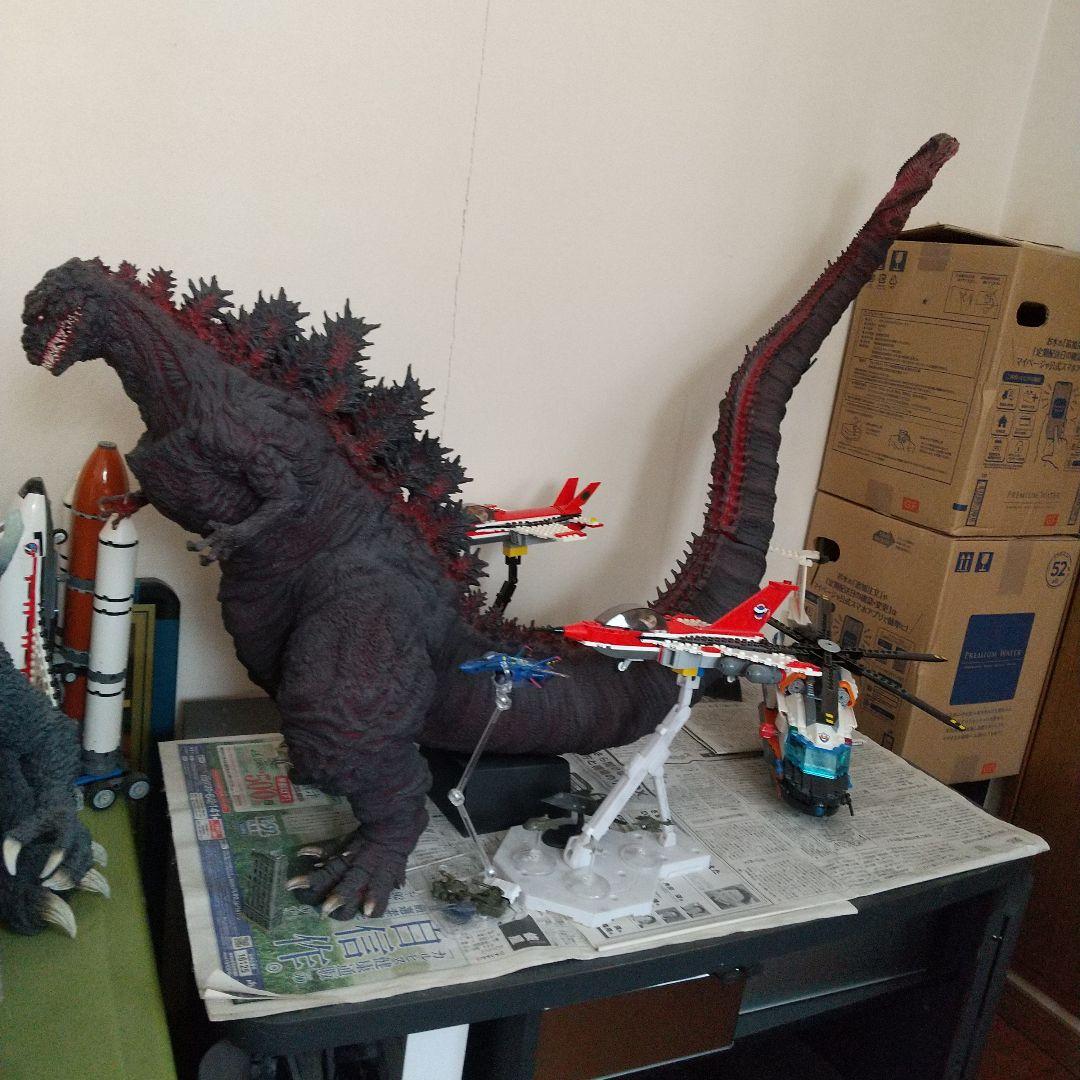 ゴジラフィギュアと飛行機セット　ゴジラレプリカ
