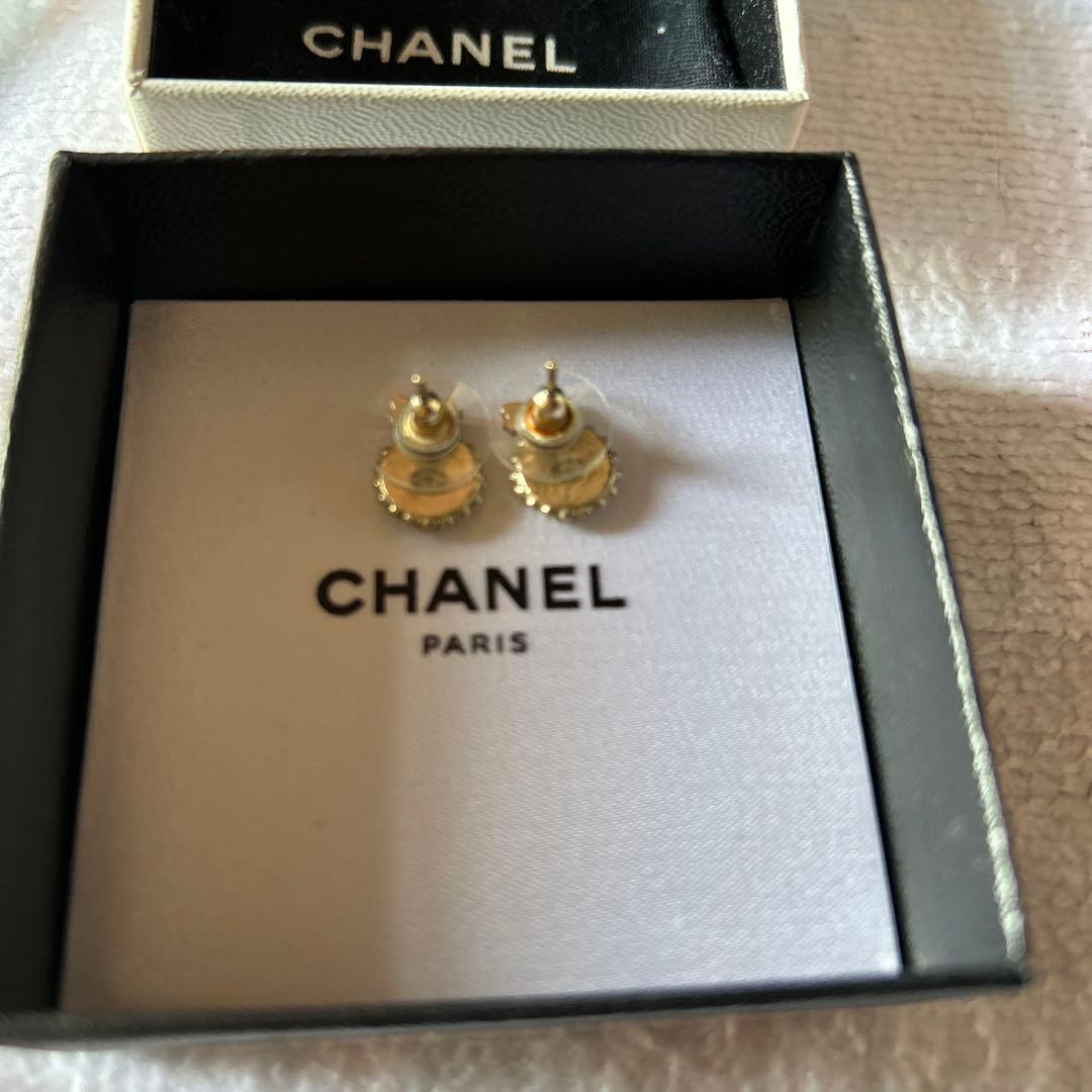 CHANEL シャネル　リボンロゴ入りゴールドピアス