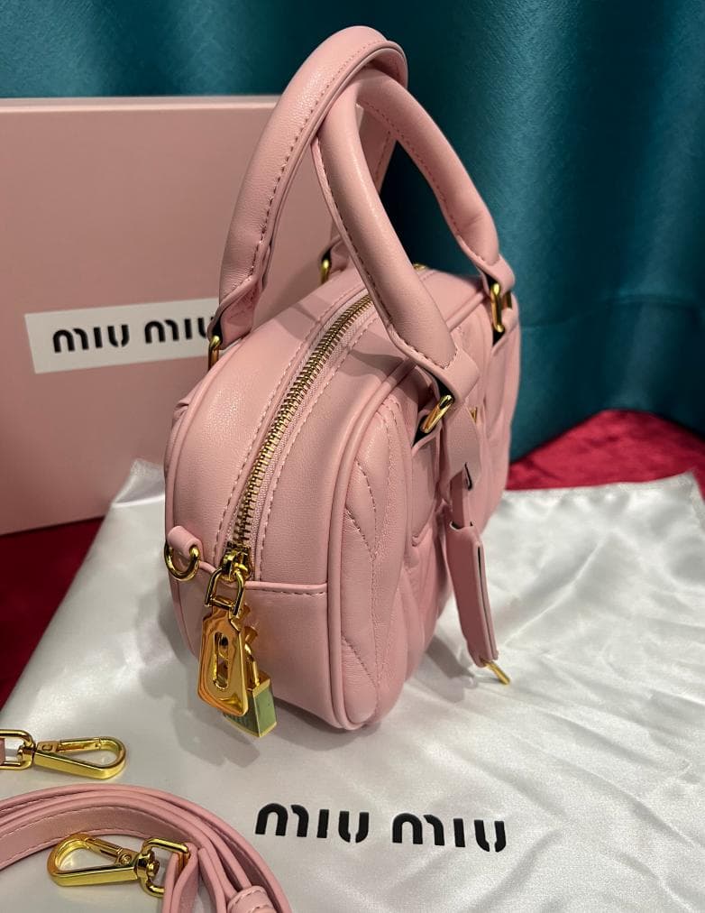 極美品 ピンク ショルダーパッグ