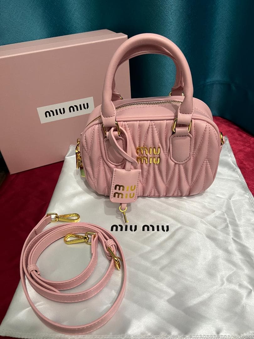 極美品 ピンク ショルダーパッグ