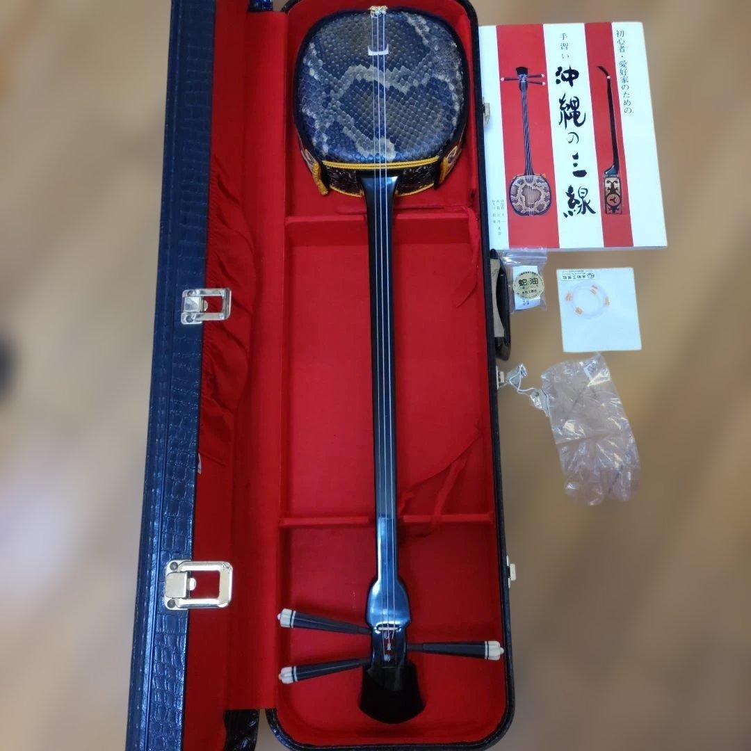 沖縄の三線 守礼印 蛇皮 ハードケース付 裏面に破れあり