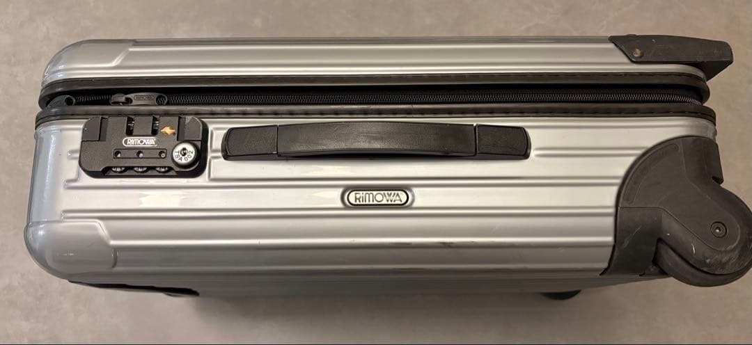 RIMOWA シルバーキャリーケース TSAロック付き