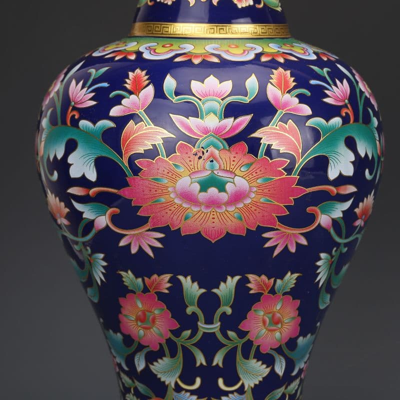 大清乾隆藍地琺瑯彩纏枝紋花瓶 景徳鎮 陶磁器 装飾品 現代工芸品 美術品 置物