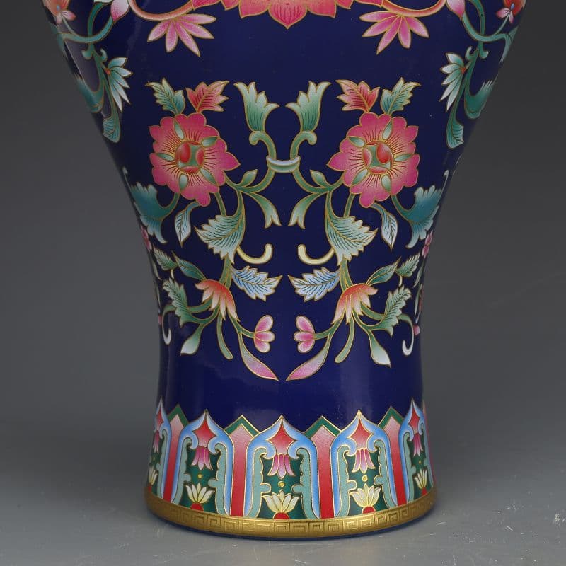 大清乾隆藍地琺瑯彩纏枝紋花瓶 景徳鎮 陶磁器 装飾品 現代工芸品 美術品 置物