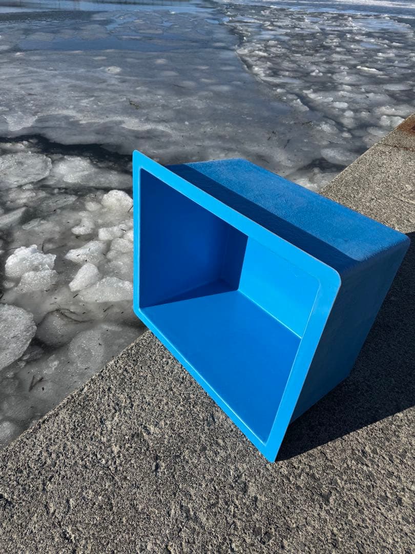 青い四角形水槽 FRP水槽 容器