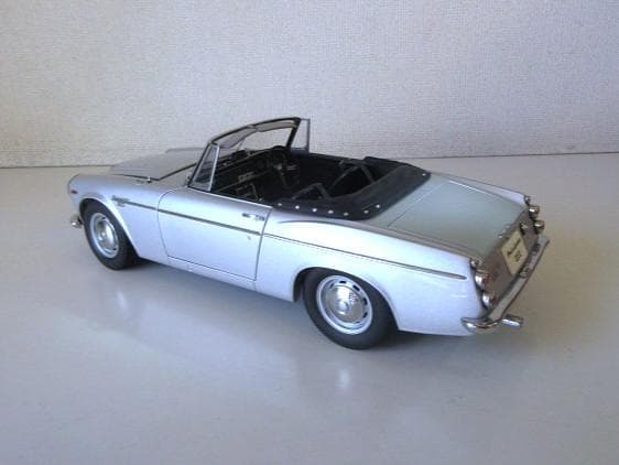 特価 AUTOart 1/18 ダットサン フェアレディ 2000 SR311