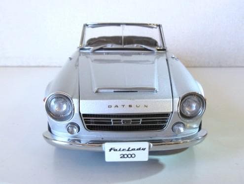 特価 AUTOart 1/18 ダットサン フェアレディ 2000 SR311