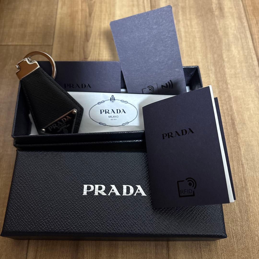 みいPRADA ブラック レザー キーリング