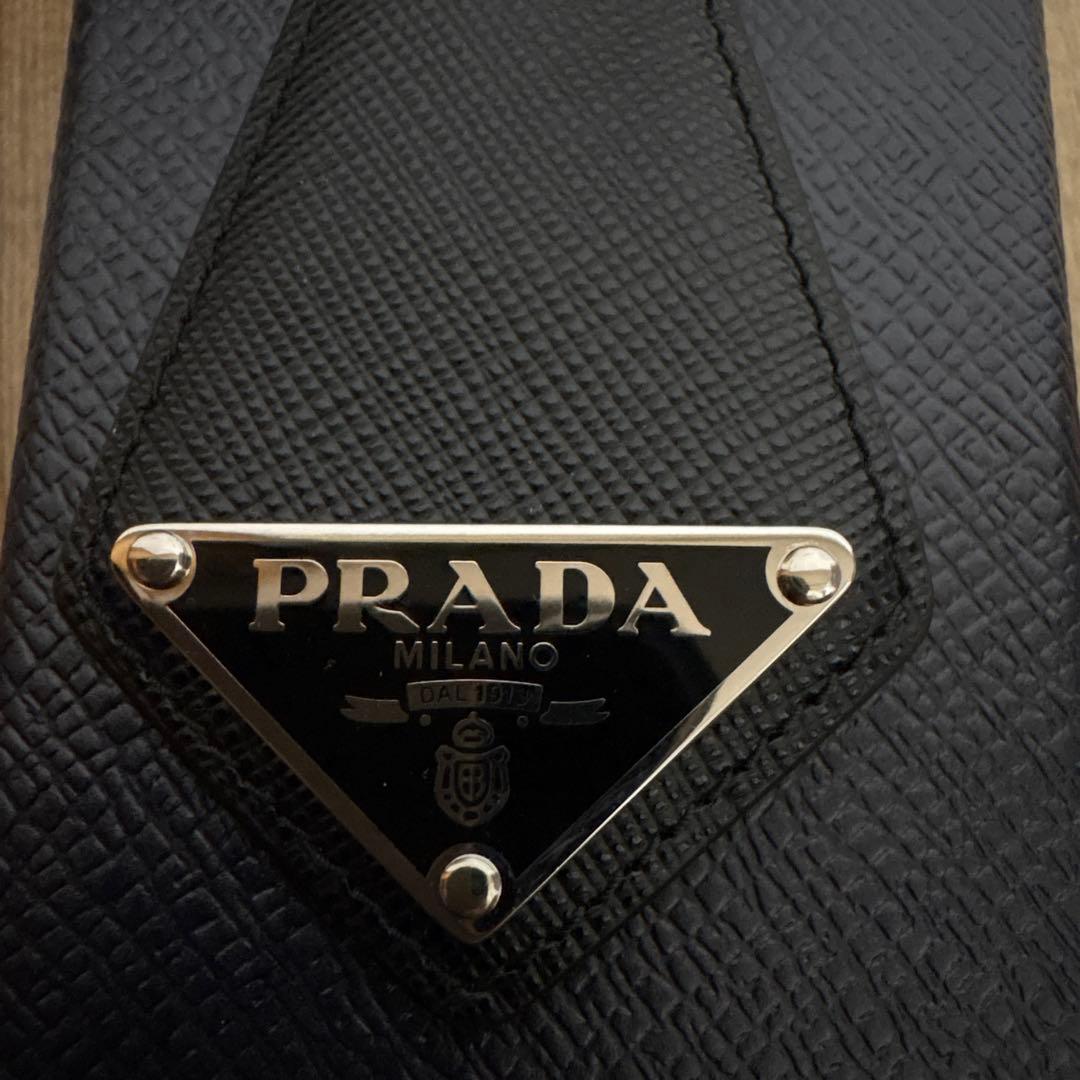 みいPRADA ブラック レザー キーリング
