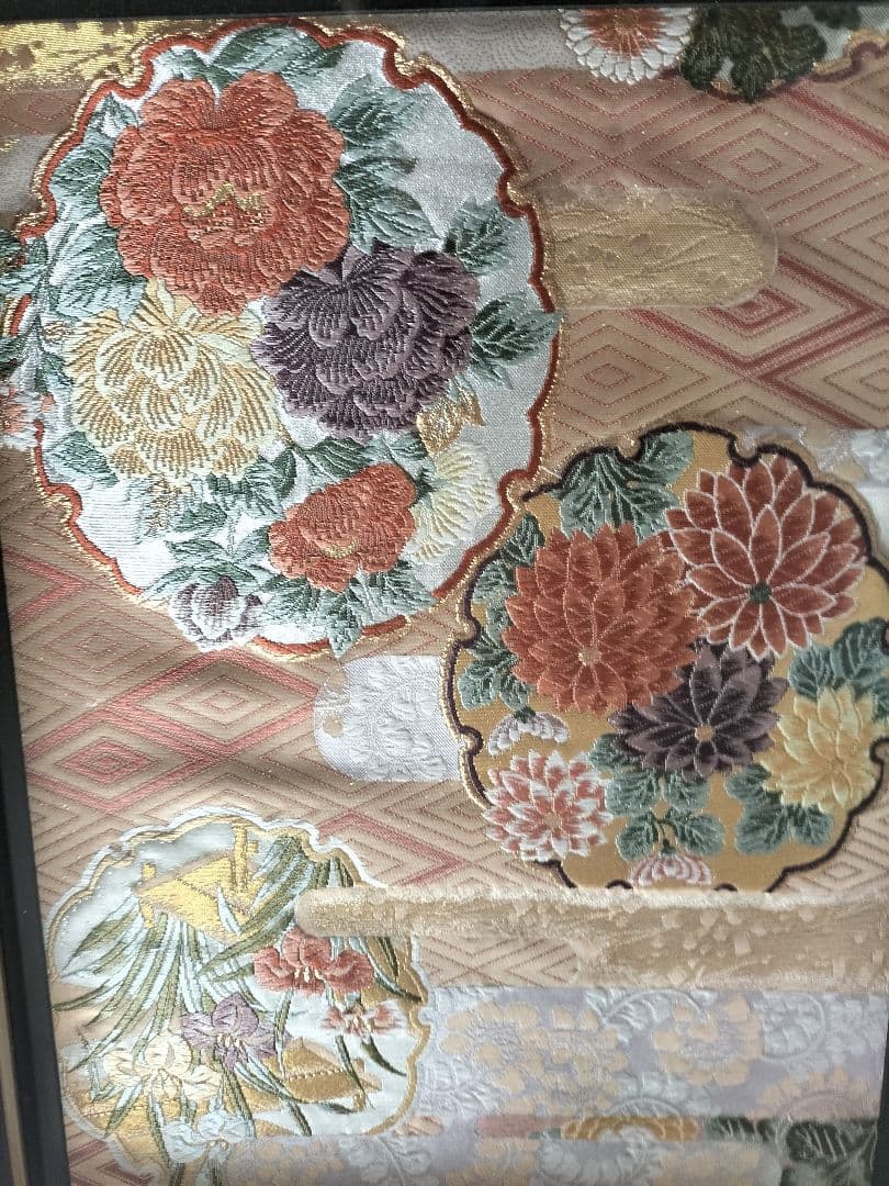 高級額　着物のようなのが中に入ったような額です。商品説明必読を　限定1個