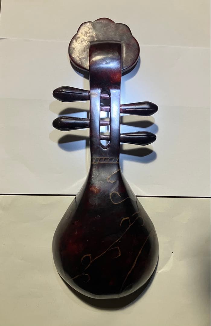 伝統的弦楽器 赤色(骨董品、800年歴史あるアンティーク）