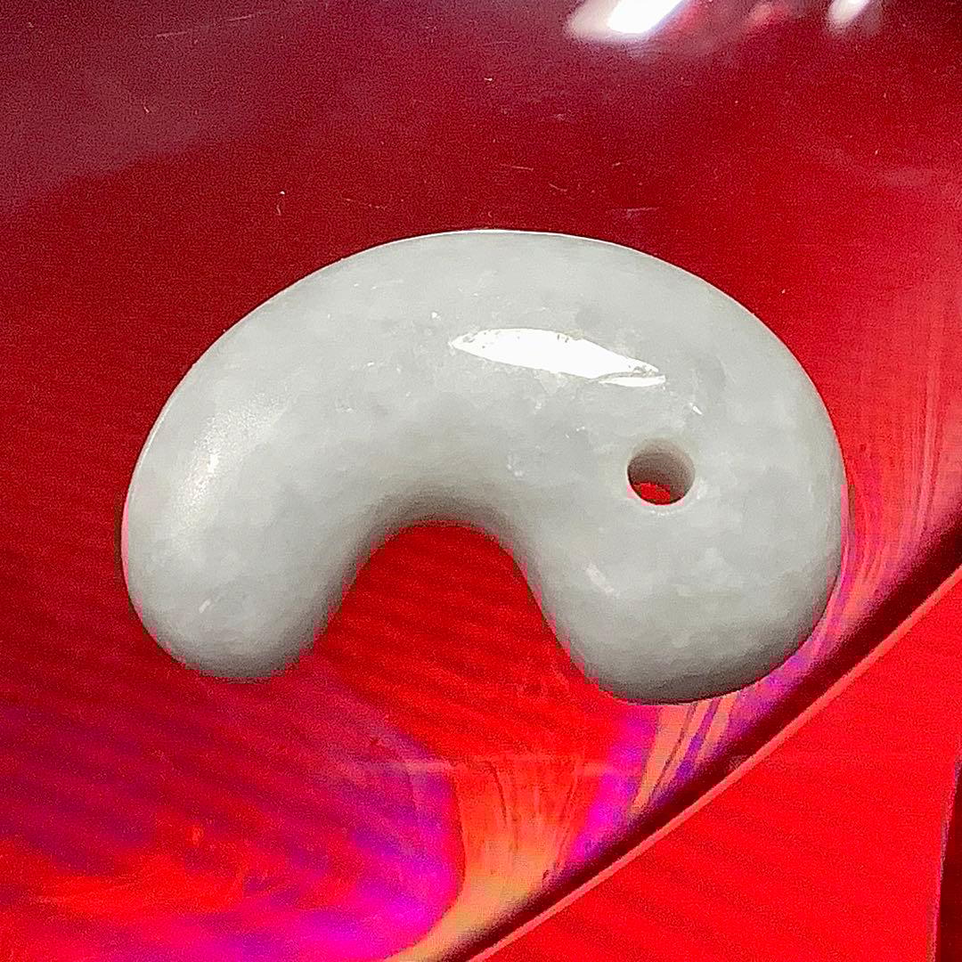 ✳️糸魚川翡翠勾玉の最高峰　アイスジェード‼️ 本物の肌目を　縁起物　鑑定鑑別…