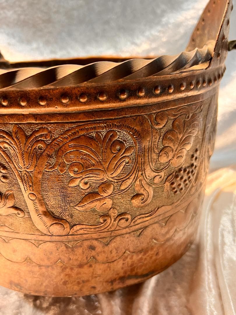 銅のバケツ　持ち手付き　ブドウの柄　打ち出し　彫り