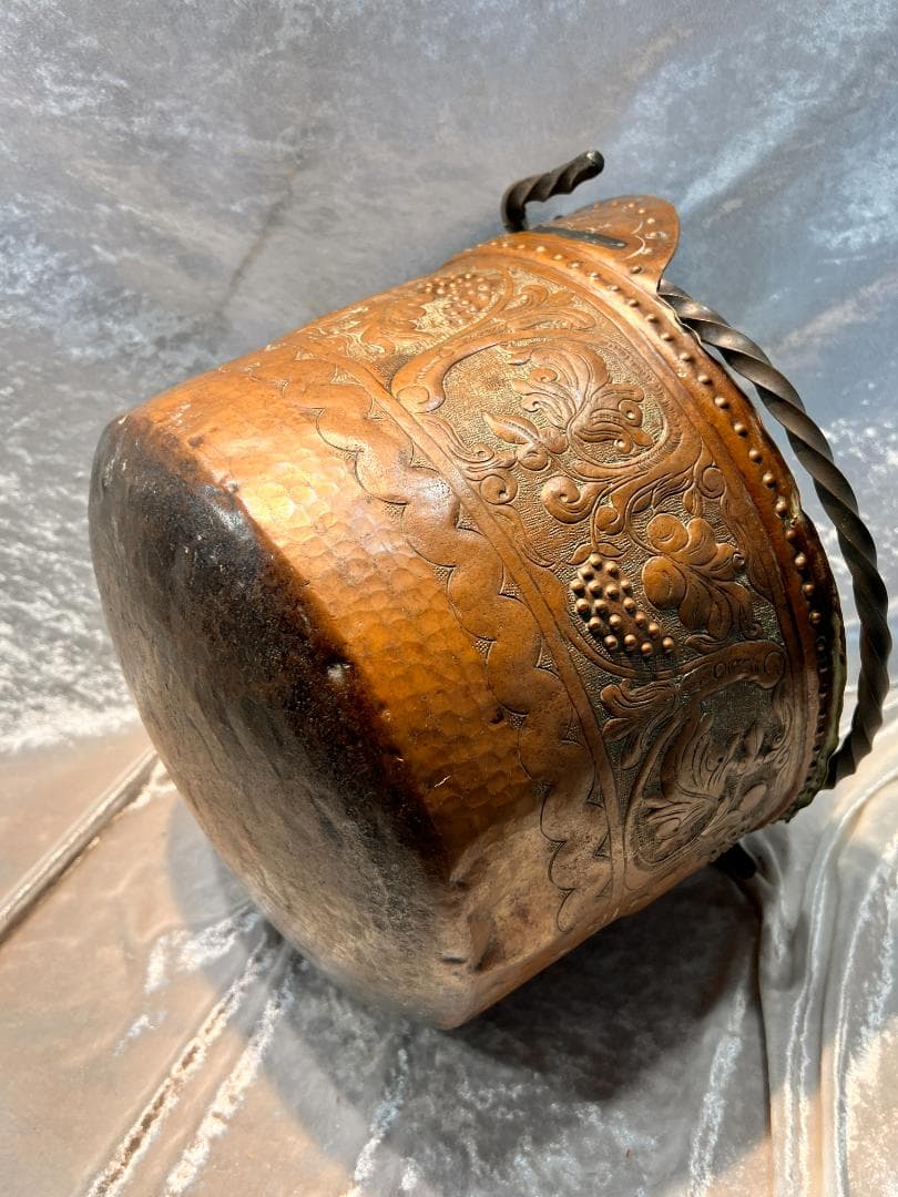 銅のバケツ　持ち手付き　ブドウの柄　打ち出し　彫り