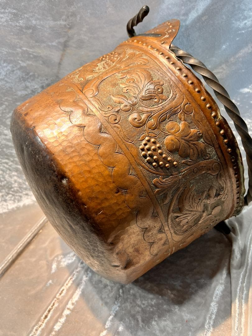 銅のバケツ　持ち手付き　ブドウの柄　打ち出し　彫り