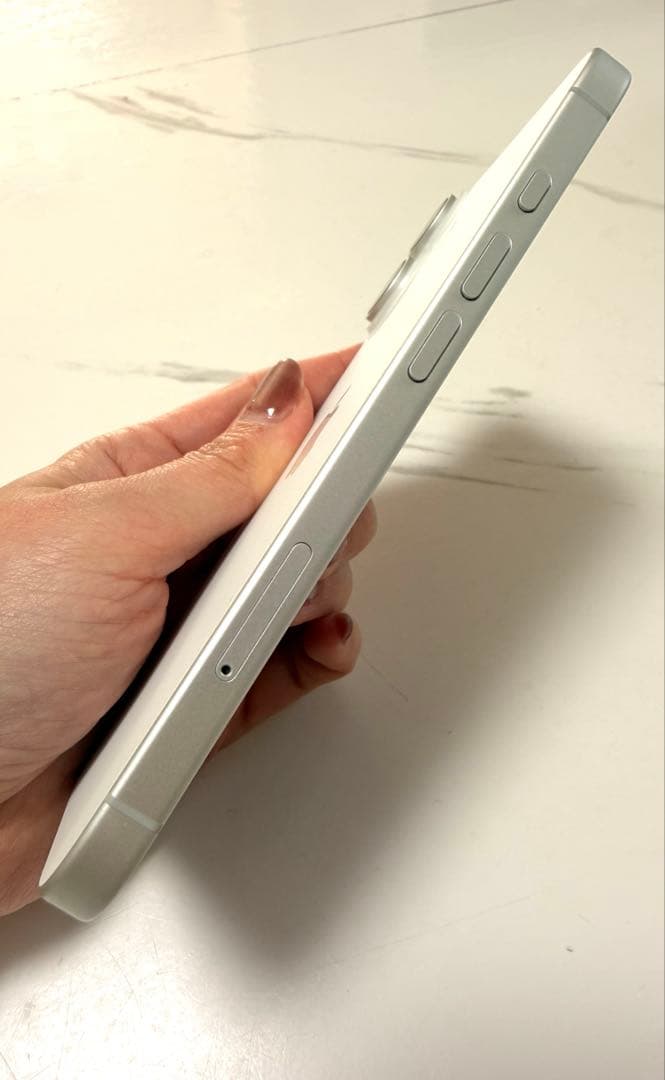 ［美品］iPhone16 128GBホワイトSIMフリー