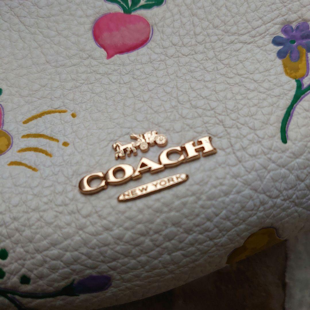 美品　COACHコーチ 財布 がま口 ノラキスロックケース 白