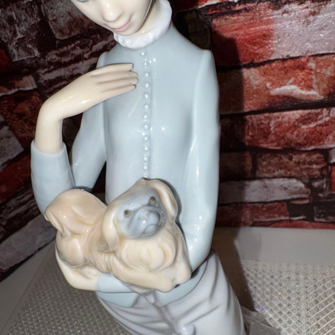 リヤドロ　犬を抱く貴婦人