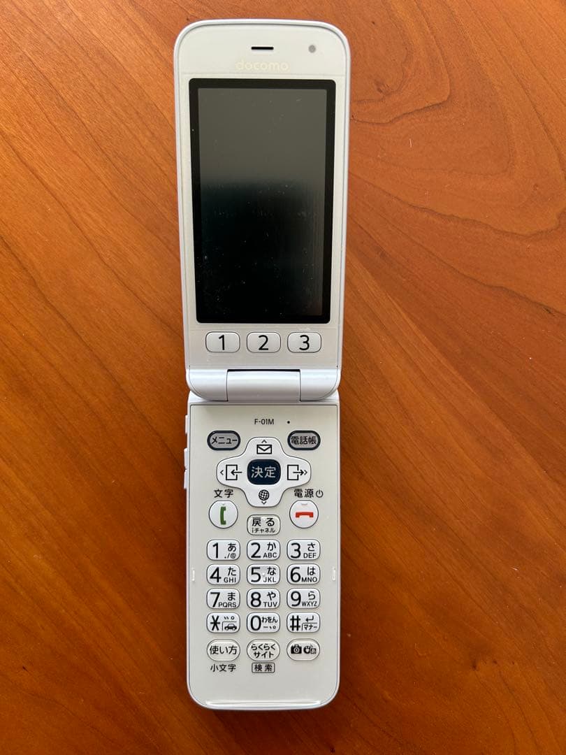 ガラホ　F-01M ホワイト 携帯電話 充電器付き