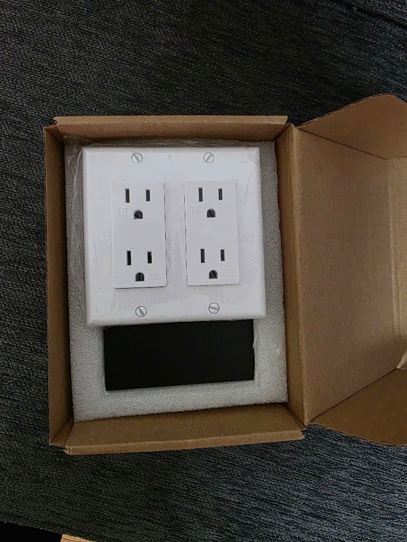 コンセント　隠し金庫　ホワイト　埋め込み　本物の壁プレート未使用品または未開封品