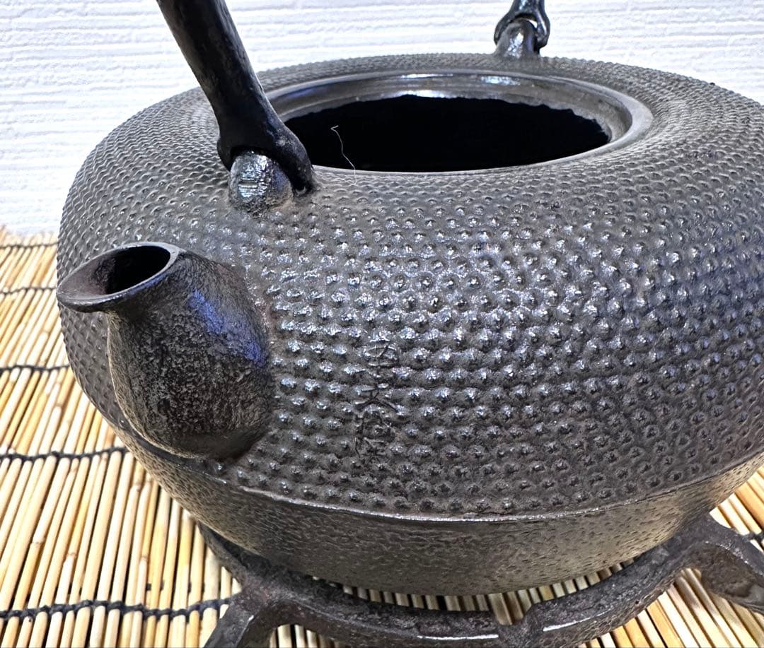 未使用品　南部盛岡東文堂造　１０型姥口アラレ　南部鉄瓶　南部鉄器　鉄瓶