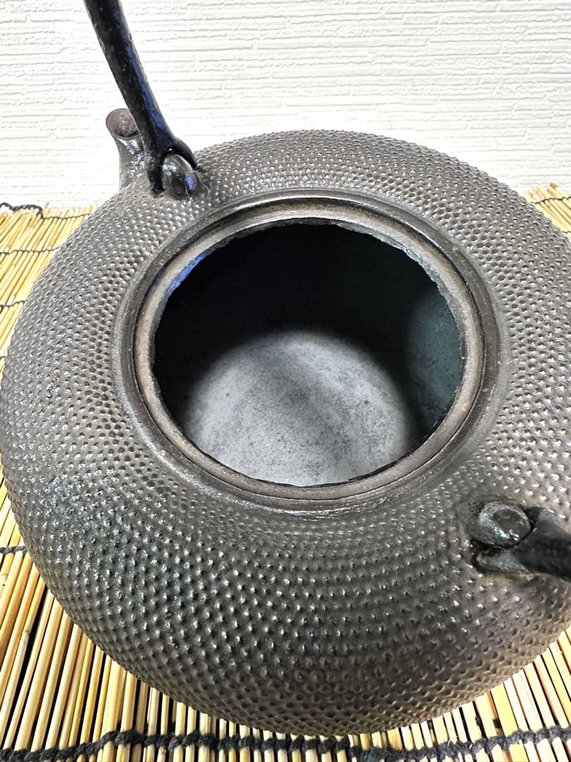 未使用品　南部盛岡東文堂造　１０型姥口アラレ　南部鉄瓶　南部鉄器　鉄瓶