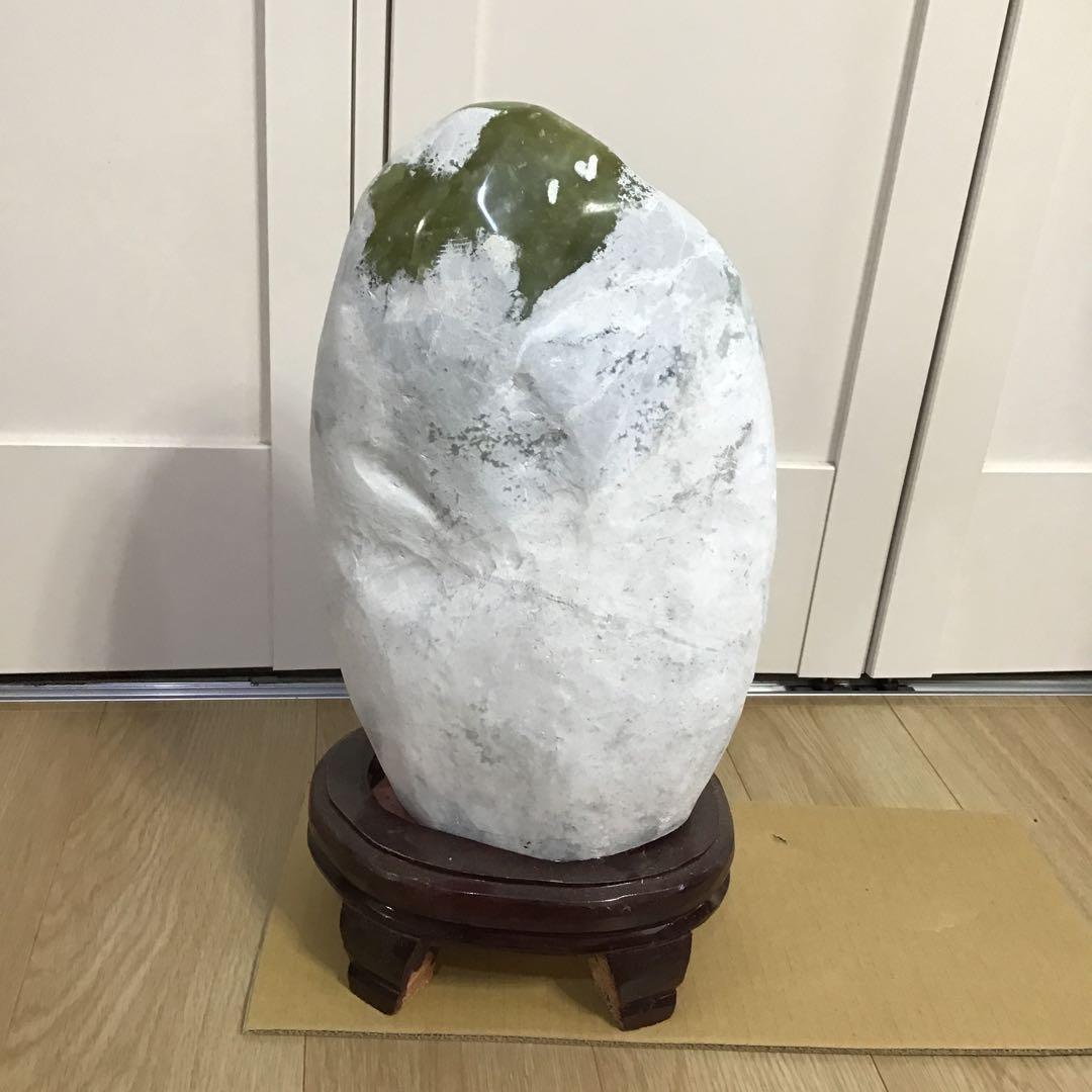 翡翠　原石　台付　石　コレクション　鑑賞石　水石　勾玉　オブジェ　インテリア