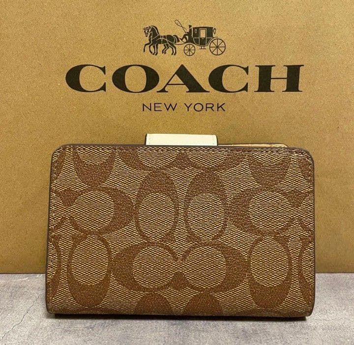 新品未使用コーチ二つ折り財布ベージュシグネチャーレディースメンズ送料無料即日発送