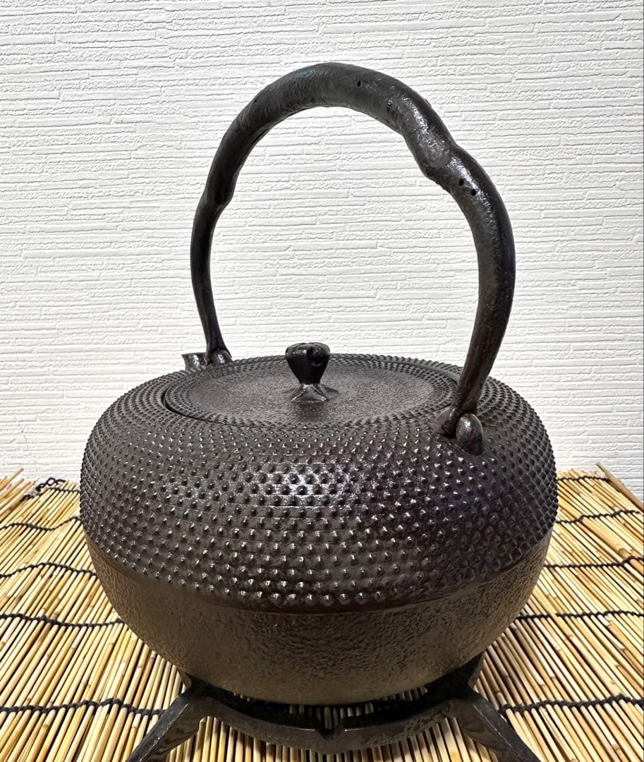 未使用、栞、タグ付 金澤鶴斎(千代吉)造 南部形２０型 姥口アラレ　南部鉄瓶