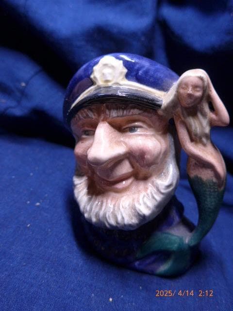 ヴィンテージ ロイヤルドルトンの「old salt」。髭の水夫と人形のジャグ