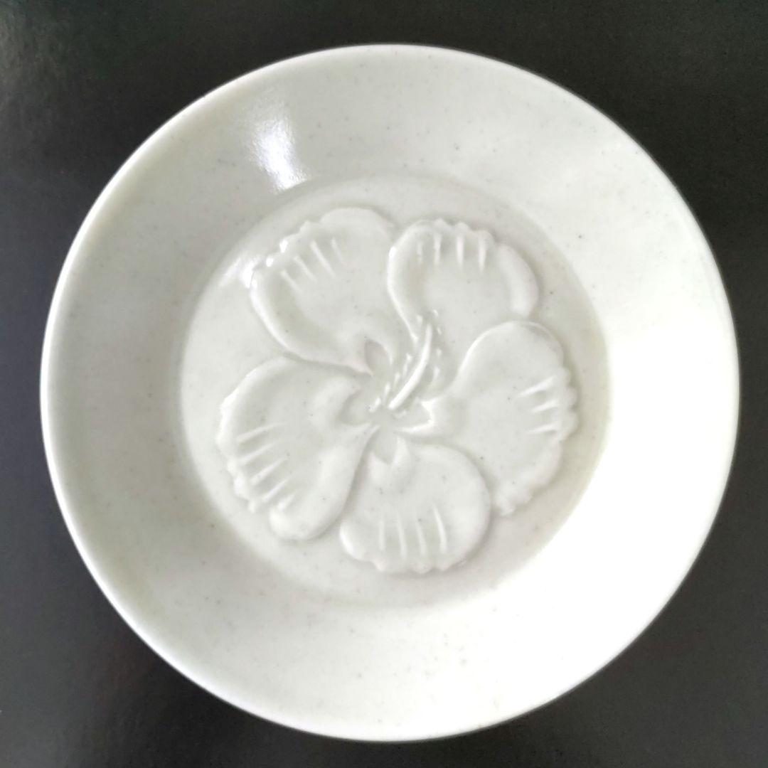 【富本憲吉自作】白磁陽刻草花文皿 大正11(1922)年作