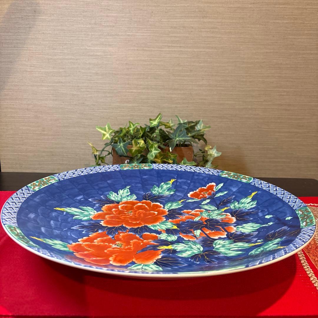 青い背景の牡丹花陶器皿