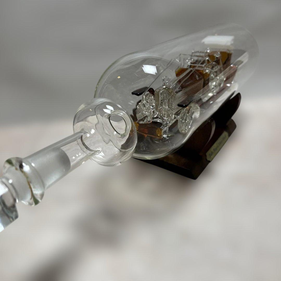 ガラスのボトルシップに入ったロールス・ロイスのガラス細工