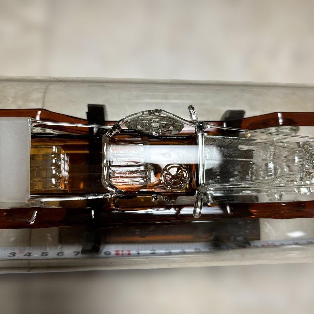 ガラスのボトルシップに入ったロールス・ロイスのガラス細工