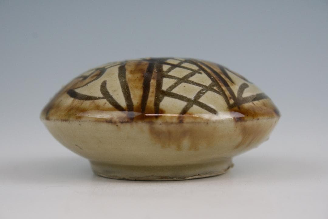 壺屋焼 人間国宝 金城次郎 作　飴釉双魚文水滴