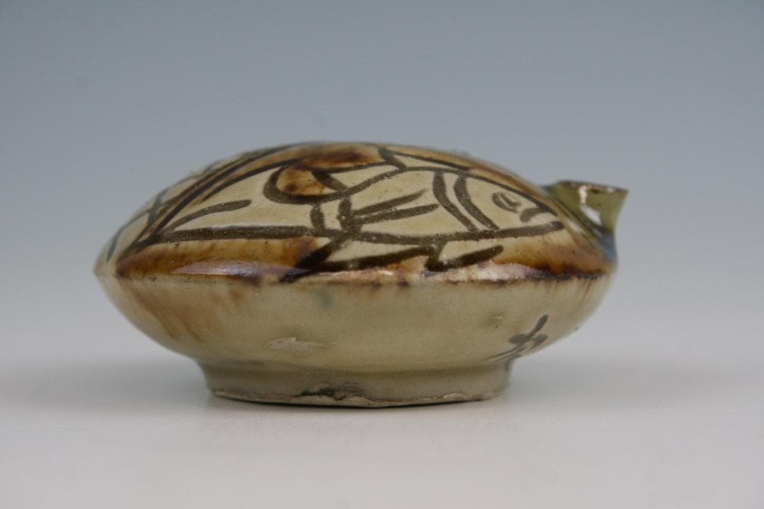 壺屋焼 人間国宝 金城次郎 作　飴釉双魚文水滴