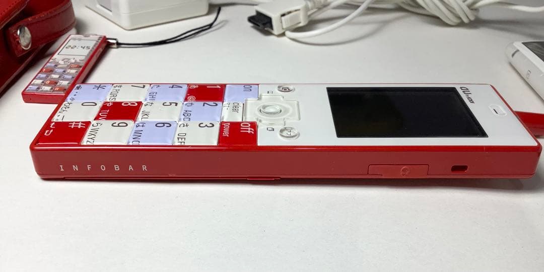 au INFOBAR 初代 ニシキゴイNISHIKIGOIと2世代目GRAY