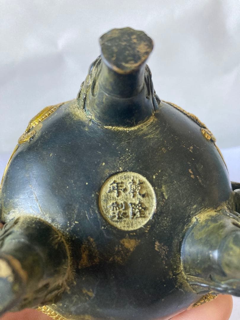 古香爐，「乾隆年製」在銘，古銅製。
